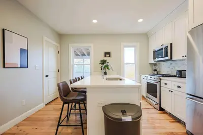 Image de Chestnut Hill, Parking, Renovated, Book Now!