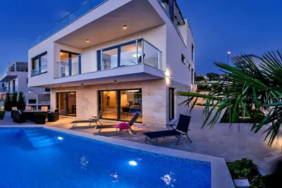 Image de • Villa Tatjana Sol • with a pool, hot tub, gym