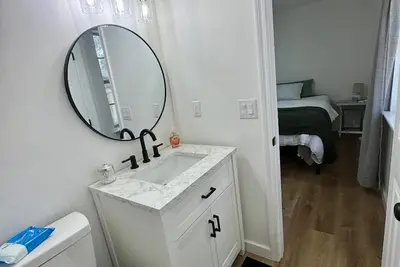 Image de Newly Renovated Modern House in Pace, Quiet, Private - Close to Everything!