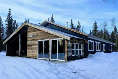 Image de Secluded modern house minutes from town with direct tundra and bike path access.