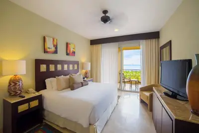Relaxing resort in marvelous Cancun with refreshing ocean views. Deluxe Studio.