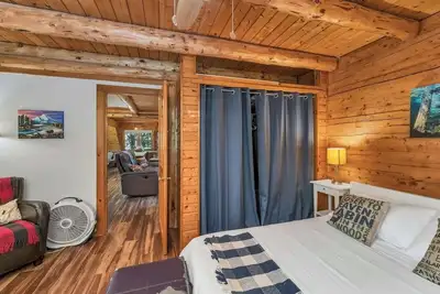 Image de Charming year round lake view cabin!