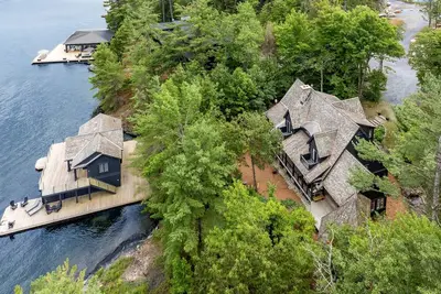 Image de Traditional 6 bed 5 bath cottage on Lake Joseph with matching Boathouse