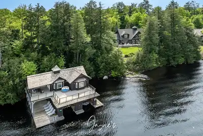 Image de Beautiful 6 bed 5 bath cottage on Lake Muskoka with Boathouse