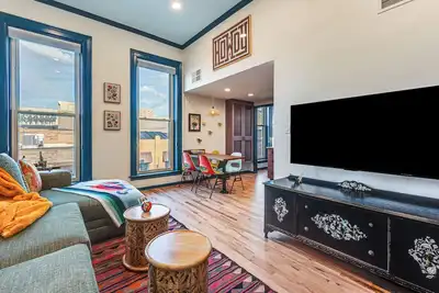 Image de Shop, Dine, Unwind! Couples Retreat in Dtwn Golden