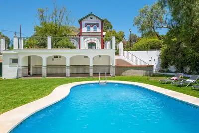 Image de Villa spacieuse avec piscine, jardin et barbecue, idéale pour familles et amis à Malaga