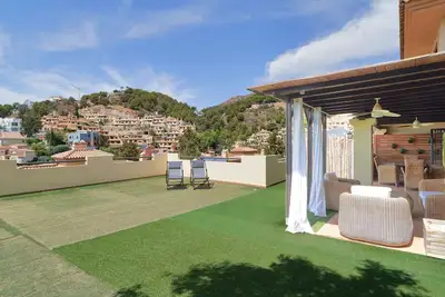 Image de Villa élégante à Málaga: 5 chambres, jardin, piscine commune, et parking couvert