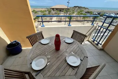 Image de Studio Climatisé avec Parking, Face à la Mer