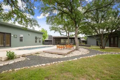 Image de Austin Compound: 3 Homes, Pool, Sleeps 14