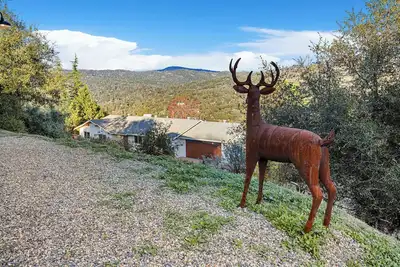 Image de Beautiful 3-bedroom house with Ac in adorable Oakhurst, your own private retreat