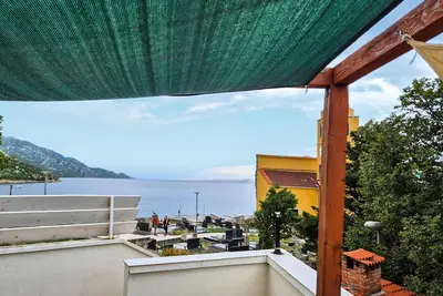 Bel appartement à Karlobag avec Wi-Fi