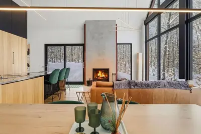 Image de Bright 4br Sunlit Chalet Hot Tub & Fireplace