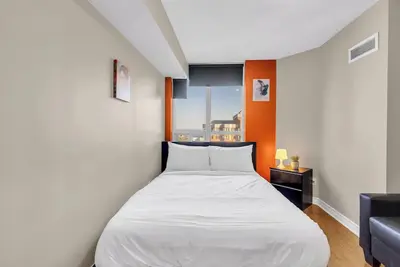 Image de Luxury 2 bedroom apartment in heart of downtown square one