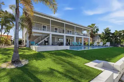 Image de Hooked on Avocado -Stunning 5 Bedroom/ 3 Bath waterfront home on canal, resort style private pool & hot tub, 34’ dock, and quick open-water Gulf and Atlantic access. Ice Maker, Ping Pong table. Minutes to Sombrero Beach & Dining.