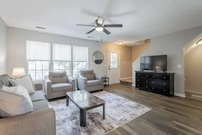 Image de This house is a 2 bedroom(s), 2. 5 bathrooms, located in Chattanooga, Tn.