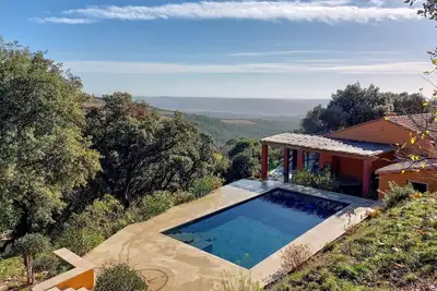 Image de Vue D'Exception Avec Piscine