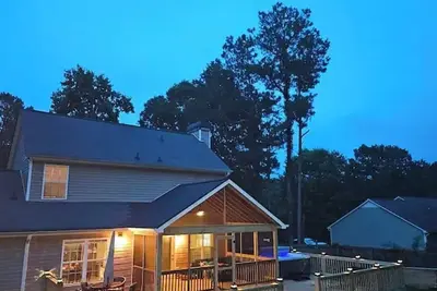 Image de A Guest Favorite Retreat! king beds, Hottub, Pool, 3 Decks, Privacy, and more!