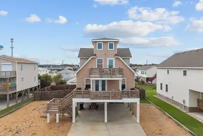 Image de 4br Beach House • Hot Tub + Firepit • Fenced Yard • Walk to Ocean • Pet Friendly