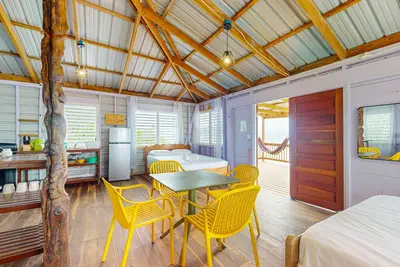 Image de Rustic Oceanfront Cabin on Private Island with beach access & kitchen