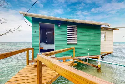 Image de Rustic oceanfront cabin w/overwater kitchenette, sea views & private deck