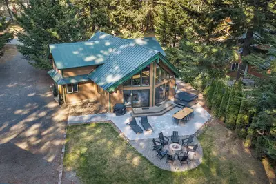 Image de Northern 88 - Modern Mountain Retreat - Main Floor Master + Hot Tub + Firepit