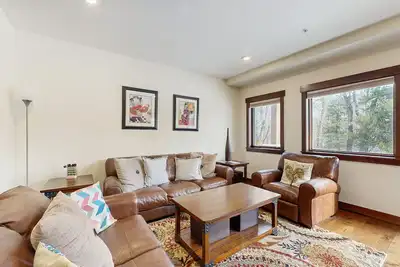 Image de Riverfront condo w/ full kitchen, fast wifi & convenient location