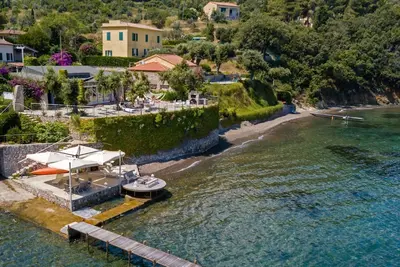 Image de Villa in unique location by the sea. Airco, Splendid terrace with seaview.