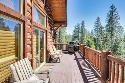 Image de Peaceful Escape in the Pines: Arnold Cabin w/ Deck