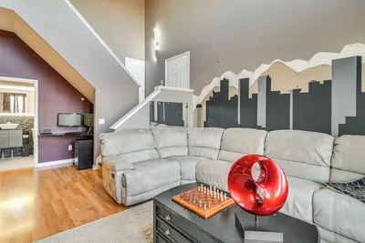 Image de Wfh Setup & Garage Parking! Modern Denver Condo