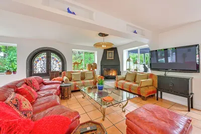Image de Gather & Unwind Outdoors, Stylish Vista Retreat!