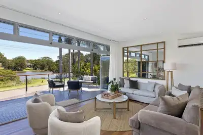 Image de The Lake House - Serene Lakeside Setting
