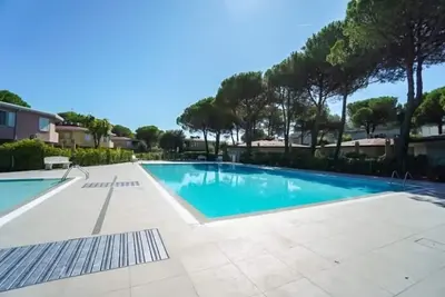 Image de Maison mitoyenne avec jardin et piscines