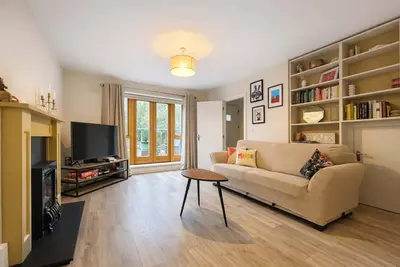 Image de Bright 2bdr Split Level Apt Near Phoenix Park