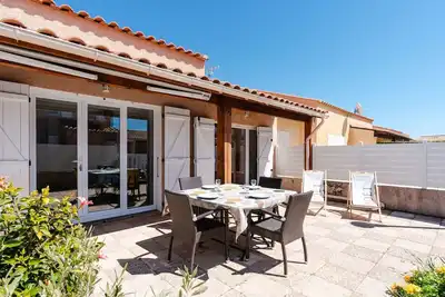 Image de Pavillon climatisé avec piscine, terrasse, parking, et Wi-Fi à Gruissan