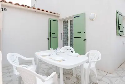 Image de Chaleureuse Villa à Gruissan - 6 pers, Près de la Plage, Garage, Cuisine Équipée, Confort Moderne