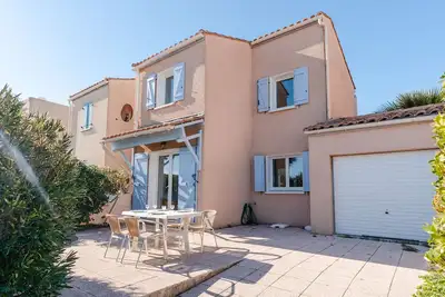 Image de Pavillon Confortable avec Piscine, Terrasse et Parking Privé