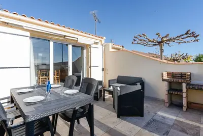 Image de Charmant Pavillon Climatisé avec Mezzanine, Piscine et Parking - Près de la Plage!