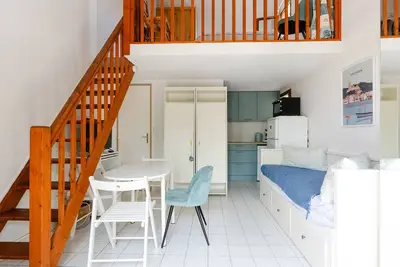 Image de Pavillon Studio Mezzanine Climatisé Proche Plage avec Parking