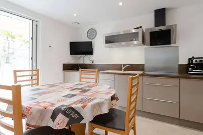 Image de Appartement T3 climatisé, rénové avec goût, à 150m de la plage, avec terrasse et équipements complets