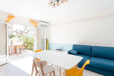 Image de T2 climatisé avec Wifi, proche plage, parking privé, rénové 2023, terrasse, animaux non admis
