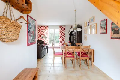 Image de Villa spacieuse avec parking, jardin, animaux admis