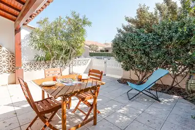 Image de Chalet 3 pièces avec piscine, terrasse et parking privatif à Gruissan, proche plages et commerces