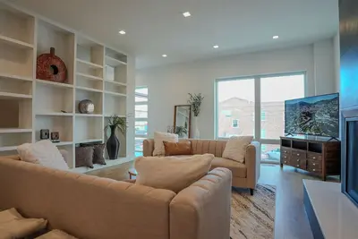 Image de Be among the first to stay in this brand-new, never-lived-in luxury townhome in downtown Casper. <br>The Nolan North: Modern Architectural Luxury in Downtown Casper.