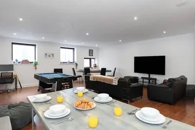 Image de The Clydesider - Huge Space + Games