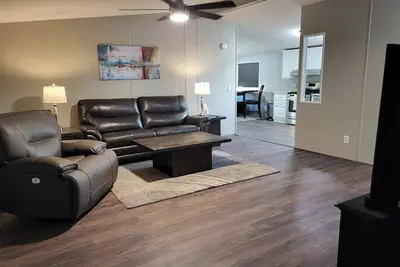 Image de 3-bedroom house in serene Peoria with cool Ac breeze