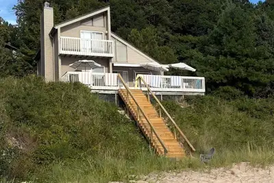 Image de Modern Lake Michigan Cottage with Private Beach on Low Bluff