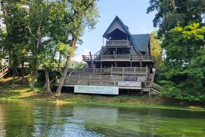 Image de White River Trout Lodge 5-Bedrooms 3-Bathrooms 3-Kitchens 3-Living Rooms