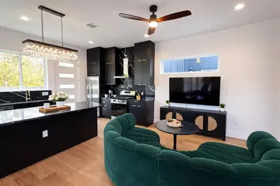 Image de Stylish 3br/2ba | Light-Filled Prime Stay