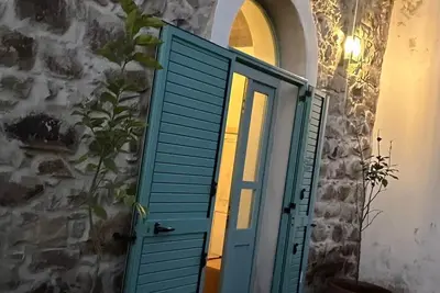 Image de Spacious villa with large pool and stunning views across rolling countryside.