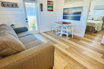 Image de Coastal 1-bedroom cottage in Naples- 5 min drive from the beach!